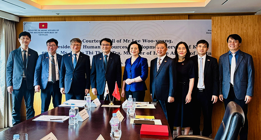 August 13, 2025 in Busan, Korea, Minister of Home Affairs Pham Thi Thanh Tra received and worked with Chairman of the Human Resources Development Service of Korea - HRDK Lee Woo-young