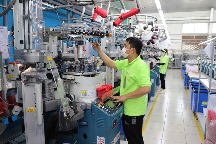 85.700+ Vietnamese Workers Go to Work Abroad: 2025 Data, Top Markets, Sectors & Hiring Guide 3 Vietnam worker in South Korea