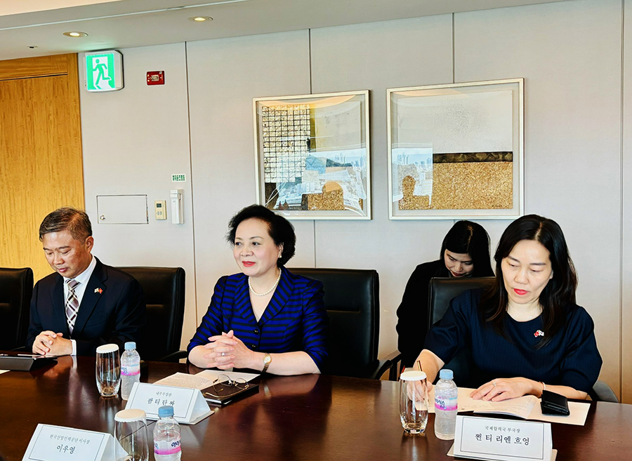 Minister of Home Affairs Pham Thi Thanh Tra speaking at the conference about Vietnam–South Korea Labor Cooperation Deepens in 2025