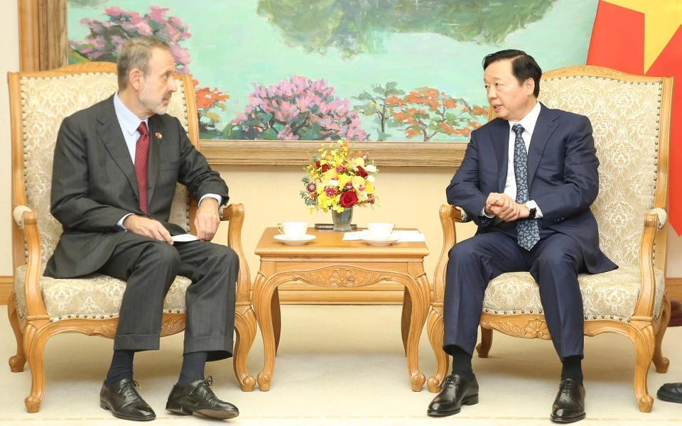 Deputy Prime Minister Tran Hong Ha received Italian Ambassador to Vietnam Marco della Seta to discuss cooperation in developing the shipbuilding in Vietnam.